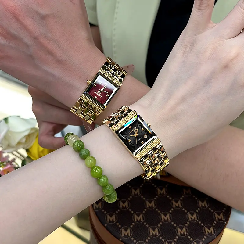 Reloj cuadrado dorado para mujer